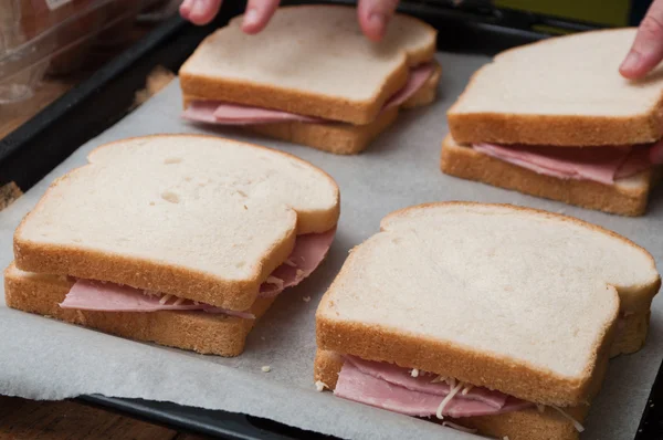 Rostade mackor förberedelse närbild — Stockfoto