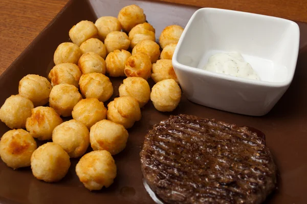 Biftek na grilu s míčky bramborami a omáčkou — Stock fotografie