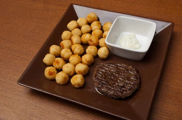 Grillad biff med bollar potatis och sås — Stockfoto