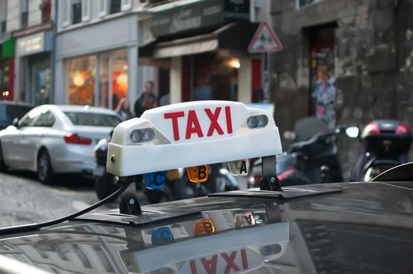 Παρισινό ταξί στο δρόμο του Παρισιού — Φωτογραφία Αρχείου