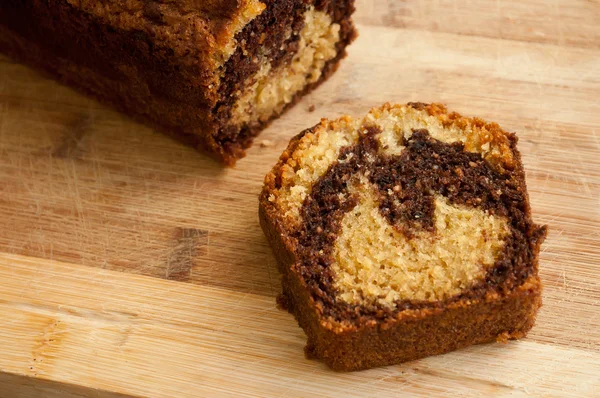 Bolo de mármore com chocolate na placa de corte — Fotografia de Stock