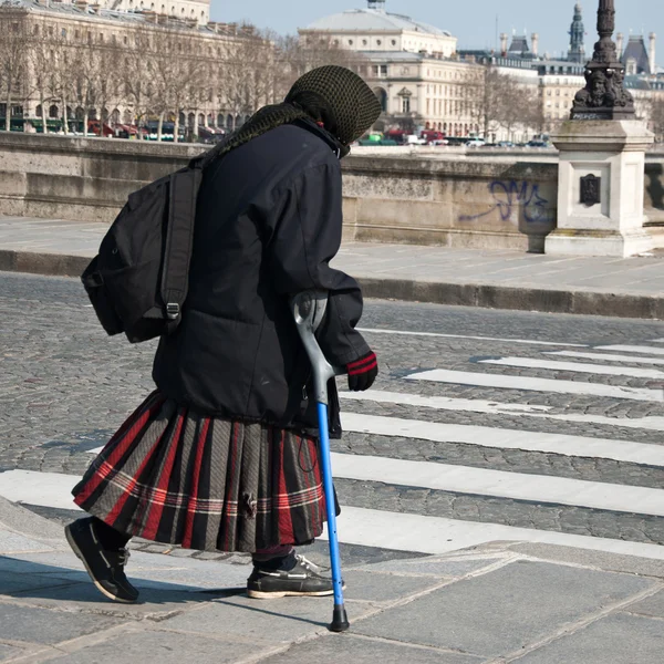 PARÍS - Francia - 12 de abril de 2013 - pobre anciana gitana con muleta — Foto de Stock
