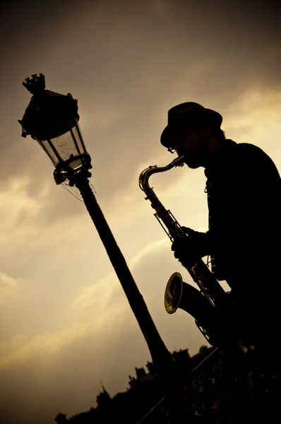 Saxophonist in border Seine river in Paris — Stock Photo, Image