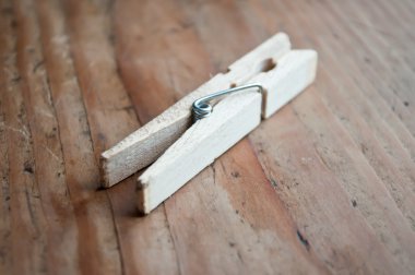 Ahşap arka plan üzerinde ahşap clothespins dönüştürün