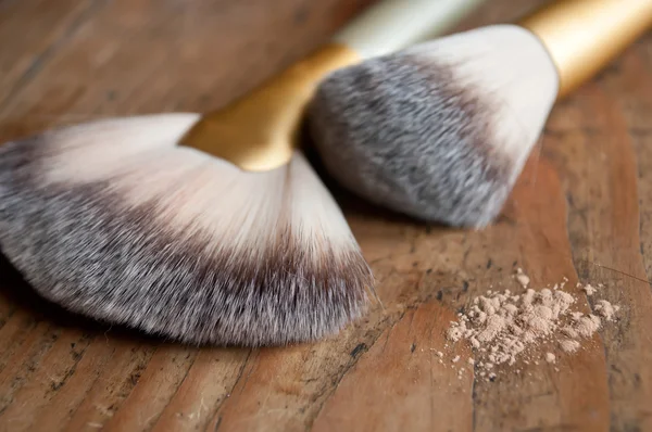 Cierre de lápiz de maquillaje sobre fondo de madera — Foto de Stock