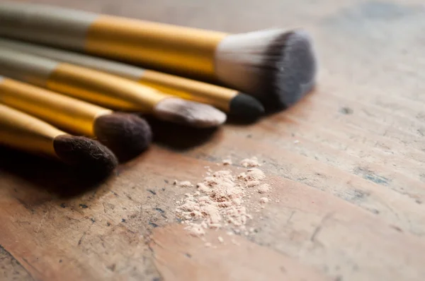 Cierre de lápiz de maquillaje sobre fondo de madera — Foto de Stock