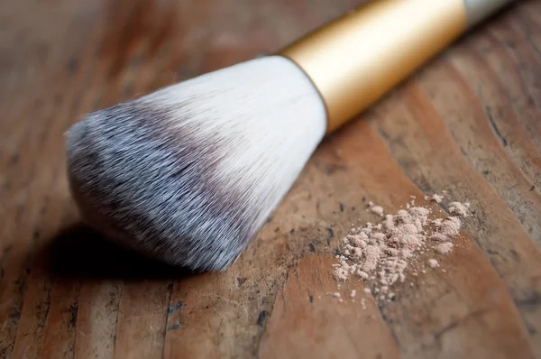 Cierre de lápiz de maquillaje sobre fondo de madera — Foto de Stock