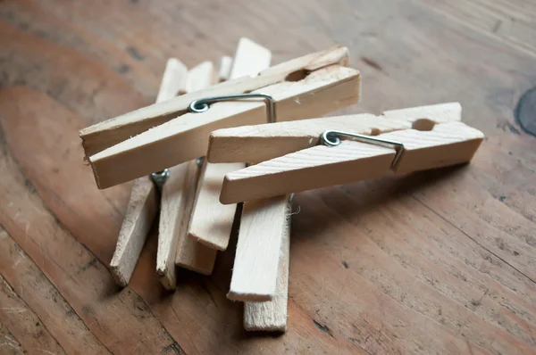 Dřevěné clothespins na dřevěné pozadí — Stock fotografie