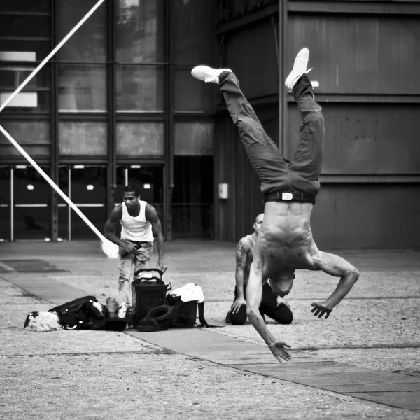 PARIGI - Francia - 7 agosto 2012 - ballerina in strada di Parigi nel quartiere Beaubourg — Foto Stock