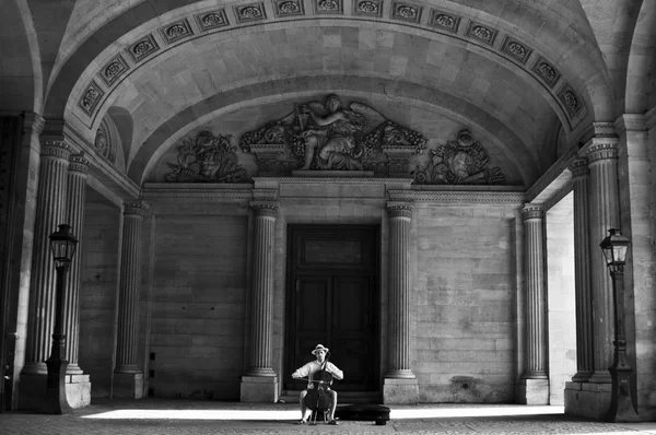 PARIS - França - 26 de julho de 2013 - violoncelista em Paris — Fotografia de Stock