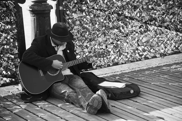 PARIS - França - 25 de março de 2013 - guitarrista em Pont of Arts em Paris — Fotografia de Stock