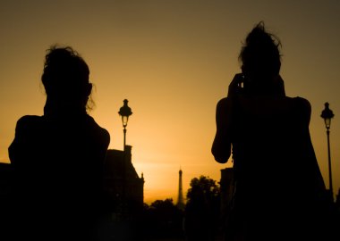 Paris günbatımı siluetleri