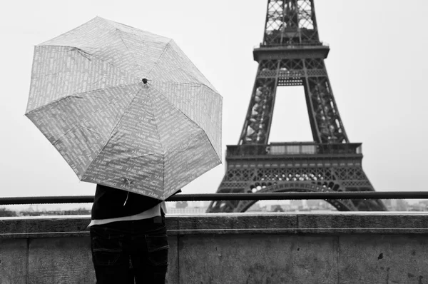 Párizs - Franciaország - 2012. január 24.-Trocadero tértől, egy esős napon az Eiffel torony háttér — Stock Fotó