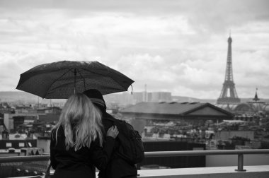 Paris - Fransa - 28 Mayıs 2013 - yağmurlu bir gün turistlerin birkaç Eyfel Kulesi arka plan ile