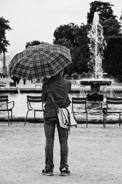 Paris - Fransa - 10 Haziran 2012 - yağmurlu bir gün adam tuileries bahçesinde