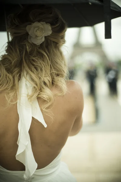 PARÍS - Francia - 7 de julio de 2012 - mujer con paraguas por día lluvioso con fondo de torre Eiffel —  Fotos de Stock