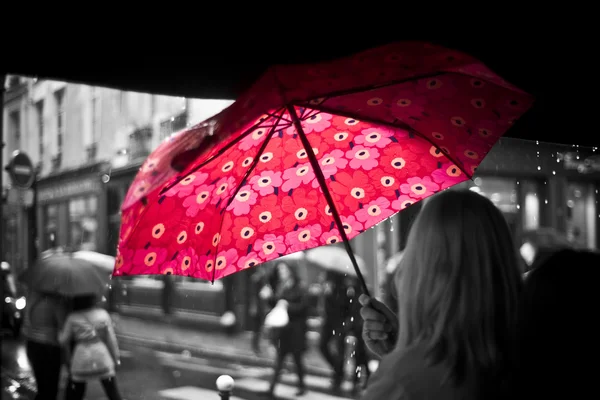 PARIS - França - 13 de outubro de 2012 - mulher com guarda-chuva rosa por dia chuvoso — Fotografia de Stock