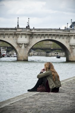 Paris - Fransa - 29 Nisan 2013 - sınır Seine Nehri yakınında yeni köprü (pont neuf kadında)