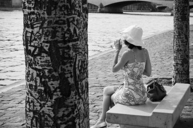 Paris - Fransa - 26 Temmuz 2013 - seksi kadın seksi elbise ile sınır Seine nehir