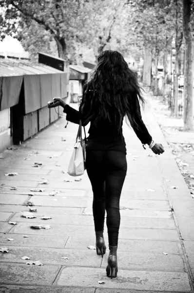 PARIS - França - 20 de novembro de 2011 - Mulher negra na fronteira do rio Sena em Paris — Fotografia de Stock