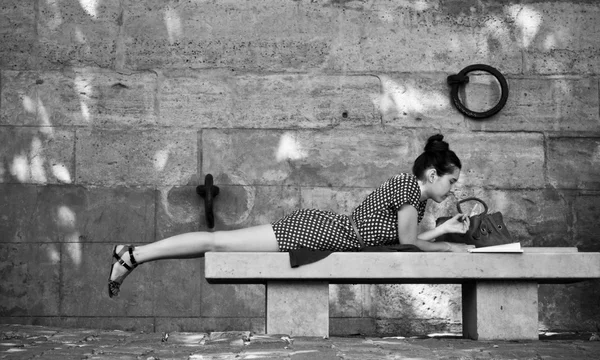 PARÍS - Francia - 27 de julio de 2013 - Mujer con vestido sexy leyendo un libro en la frontera Sena — Foto de Stock