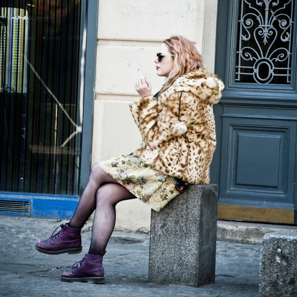 PARÍS - Francia - 2 de abril de 2013 - mujer rubia de moda en Beaubourg place —  Fotos de Stock