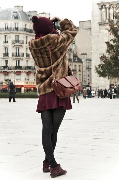 PARIS - France - 31 January 2012 - sexy tourist in notre dame of Paris place — Stock Photo, Image