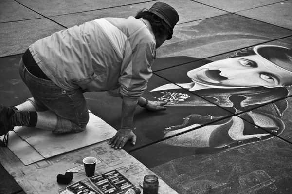 PARIS - France - 9 May 2013 - Helmut artiste, the  best ephemeral — Stock Photo, Image