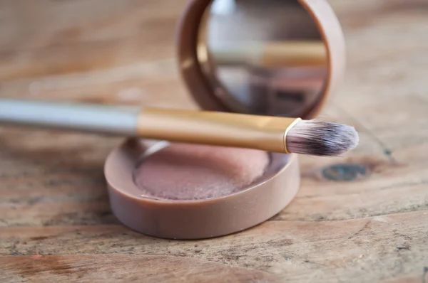 Maquillaje lápiz primer plano sobre fondo de madera — Foto de Stock