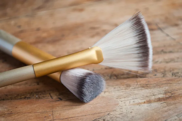 Maquillaje lápiz primer plano sobre fondo de madera — Foto de Stock