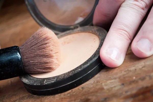 Maquillaje lápiz primer plano sobre fondo de madera — Foto de Stock