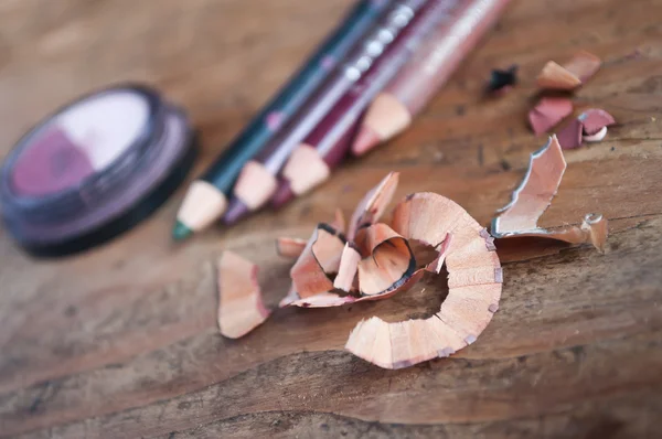 Maquillaje lápiz primer plano sobre fondo de madera — Foto de Stock