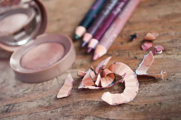 Maquillaje lápiz primer plano sobre fondo de madera — Foto de Stock