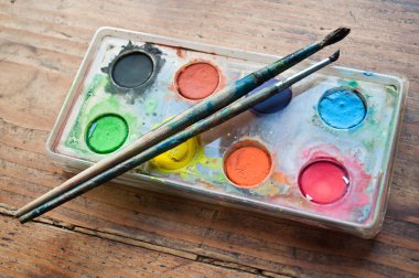 Ahşap zemin üzerine suluboya palet alll─▒n pencilscloseup