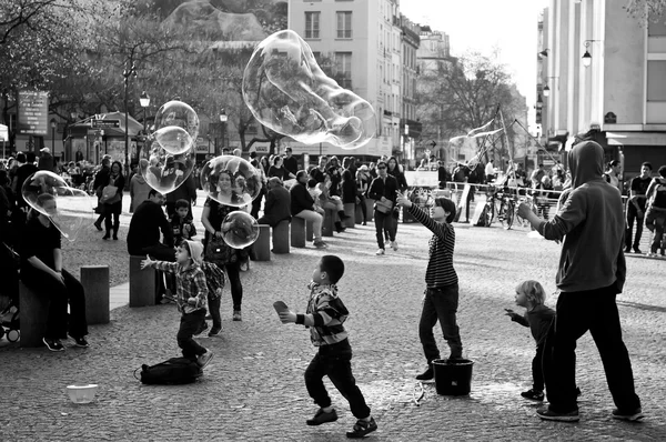 PARÍS - Francia - 9 de abril de 2015 - artista callejero con pompas de jabón - Barrio de Beaubourg —  Fotos de Stock