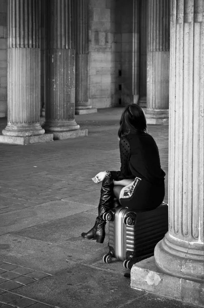 PARIS - França - 24 de setembro de 2013 - Mulher sexy sentada na mala — Fotografia de Stock