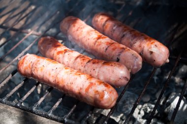Mangalda ızgara sosis.