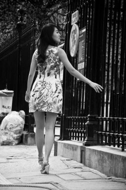 Paris - Fransa - 18 Nisan 2013 - Asyalı kadın yürüyüş Vosges place yakınındaki sokakta