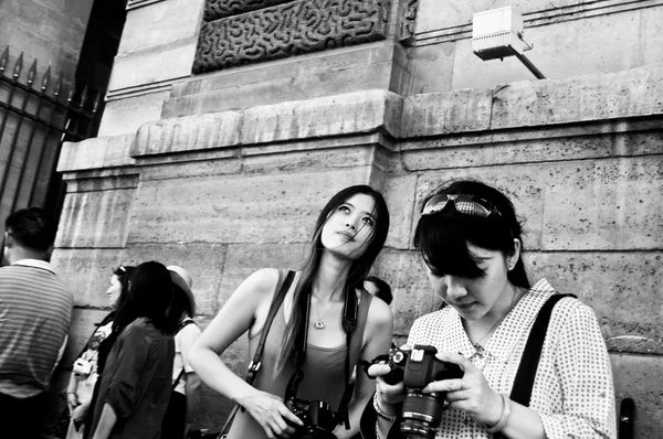 PARIS - França - 28 de julho de 2013 - esteira turística asiática na rua Rivoli em Paris — Fotografia de Stock