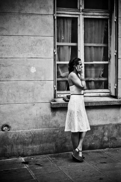 Paris - Frankrike - 21 augusti 2012 - kvinna med telefon i gatan — Stockfoto