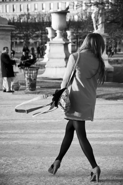 Paris - Frankrijk - 21 februari 2012 - sexy vrouw lopen in tuileries tuin — Stockfoto