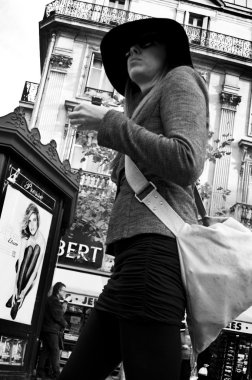 Paris - Fransa - 18 Ekim 2013 - sokakta şapkalı kadın