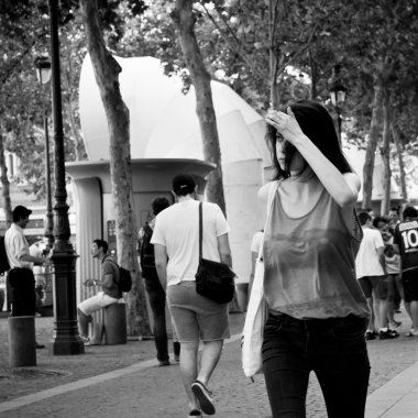 Paris - Fransa - 8 Temmuz 2013 - Beaubourg çeyrek yürüyen kadın