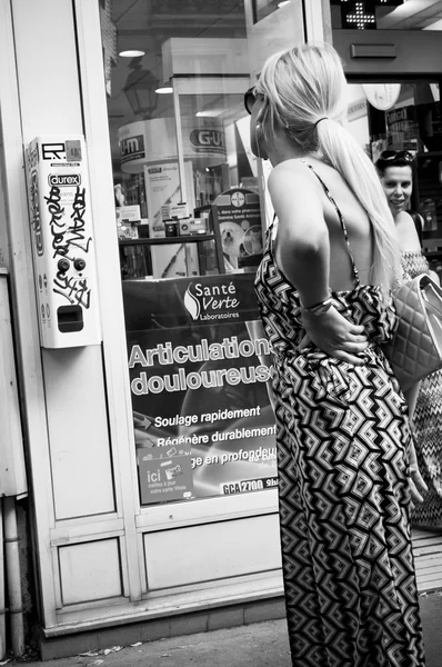 Paris - france - 23 juli 2013 - Frau in der Nähe von Kondomen Verteiler — Stockfoto