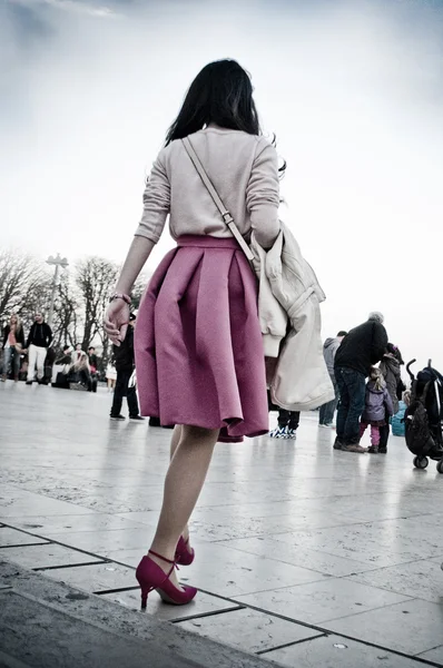 PARIS - França - 8 Março 2014 - mulher asiática com saia rosa — Fotografia de Stock