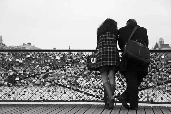 PARIS - França - 17 de fevereiro de 2012 - casal na ponte das artes em Paris — Fotografia de Stock