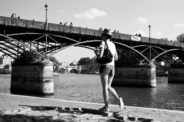 PARIS - França - 20 de julho de 2013 - Mulher que caminha dentro da ponte das artes na fronteira do rio Sena em Paris — Fotografia de Stock