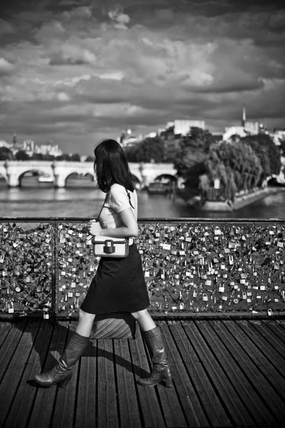 Παρίσι - Γαλλία - 30 Ιουλίου 2012 - γυναίκα στη γέφυρα των Τεχνών στο Παρίσι — Φωτογραφία Αρχείου