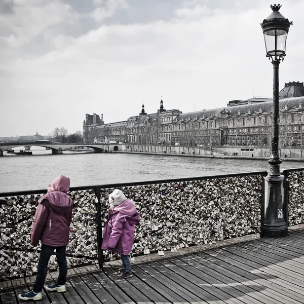 PARIS - France - 27 March 2013  - children in the bridge of arts in paris — Stock Photo, Image