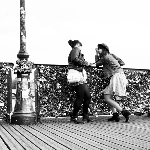 Paris - Frankreich - 19. Oktober 2013 - Frauen auf der Brücke der Künste in Paris — Stockfoto